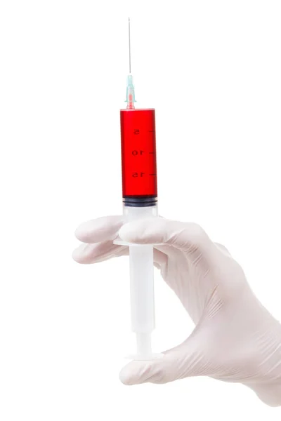 Läkare hand med medicinsk spruta, redo för injektion isolerad på vit — Stockfoto