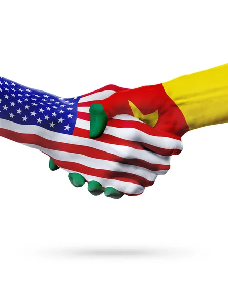 Flaggen Vereinigte Staaten und Kamerun-Länder, partnerschaftlicher Händedruck. — Stockfoto