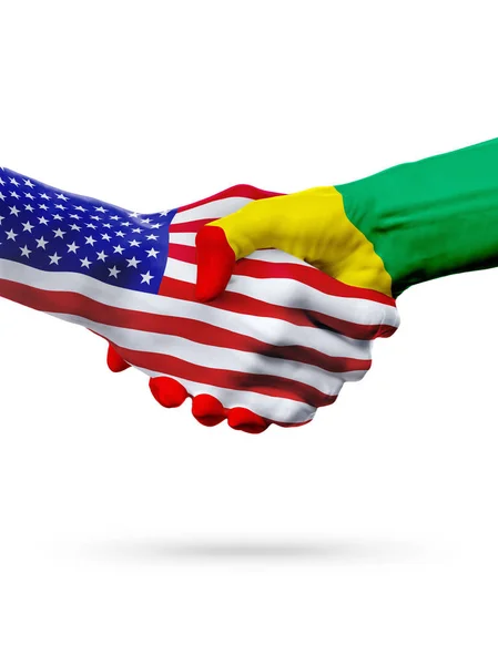 Bandeiras Estados Unidos e Guiné países, aperto de mão parceria . — Fotografia de Stock