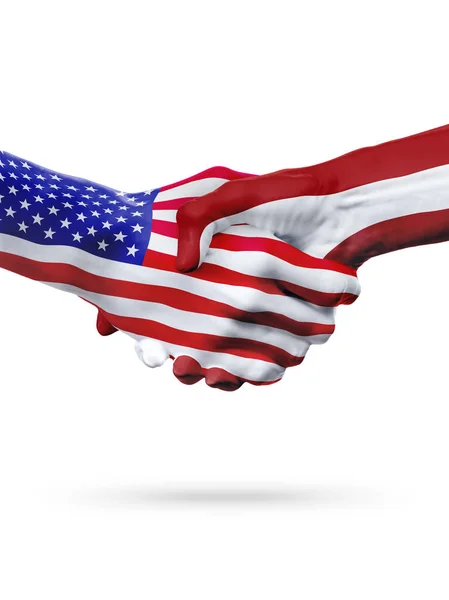 Bandeiras Estados Unidos e Letónia países, parceria handshake . — Fotografia de Stock
