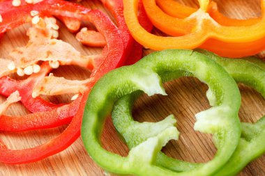 Taze, olgun sebze, dolmalık biber kesme tahtası üzerinde