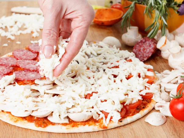 Yemek yemek. Şef Aşçı lezzetli pizza