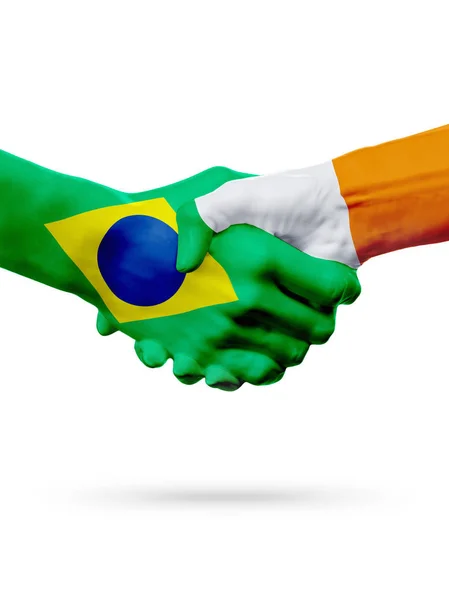 Vlaggen van Brazilië, Ierland landen, partnerschap vriendschap handdruk concept. — Stockfoto