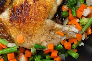 Bir tavada sebze ile bütün ızgara tavuk