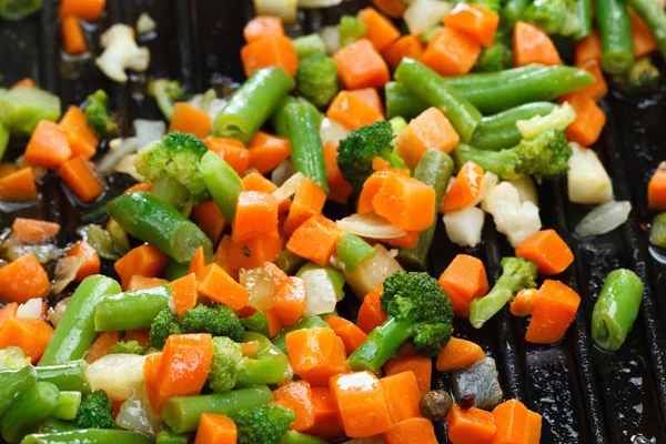 Smażone krojone warzywa na patelni grill — Zdjęcie stockowe