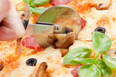 Ahşap bir masa üzerine peynir ile sıcak pizza.