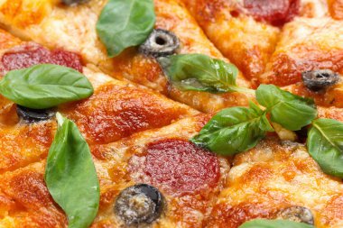 Ahşap bir masa üzerine peynir ile sıcak pizza.