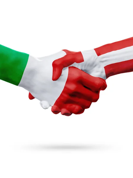 Flaggen Italien, Dänemark Länder, Partnerschaft Freundschaft Handschlag Konzept. — Stockfoto