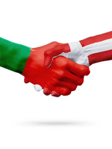 Vlaggen Portugal, Denemarken landen, partnerschap vriendschap handdruk concept. — Stockfoto