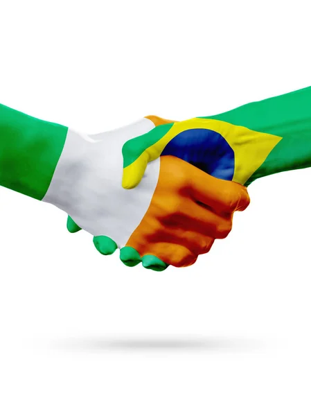 Flaggen Irland, Brasilien, Partnerschaft Freundschaft Handschlag Konzept. — Stockfoto