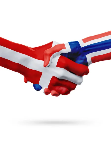 Danimarka, Norveç ülkeler, ortaklık dostluk el sıkışması kavramı bayraklar. — Stok fotoğraf