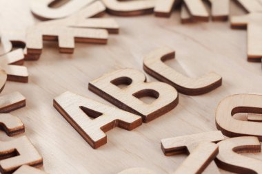 Geri okul kavramı. Ahşap harflerin yapılan alfabesi