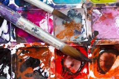 Resim yapmak için suluboya boya ve fırça seti