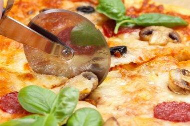 Ahşap bir masa üzerine peynir ile sıcak pizza.