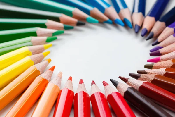 Lápices de colores en primer plano blanco —  Fotos de Stock