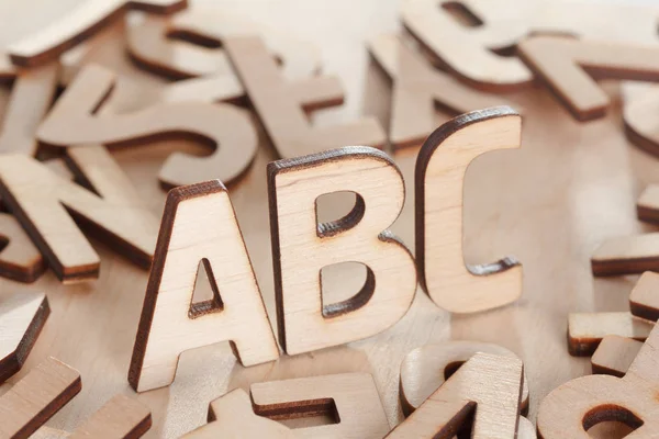 De vuelta al concepto escolar. Alfabeto hecho de letras de madera —  Fotos de Stock