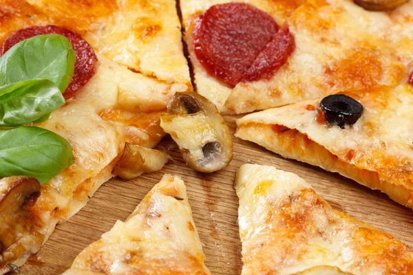 Gorąca pizza slice z topnienia, ser, pieczarki, salami i bułka tarta — Zdjęcie stockowe