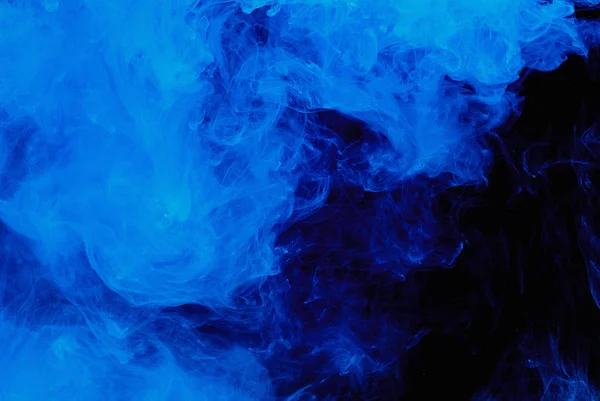 Abstract blauw wolkenpatroon van witte rook op een zwarte achtergrond. — Stockfoto