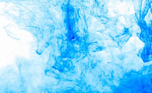 Fondo abstracto. Tinta azul en el agua, en movimiento. Caída de color girando. Nube colorida de pintura sobre blanco . — Foto de Stock