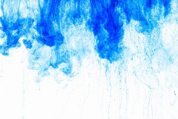 Gota de tinta de color en el agua, fotografiado en movimiento, girando. Azul icloud de pintura sobre fondo blanco . — Foto de Stock