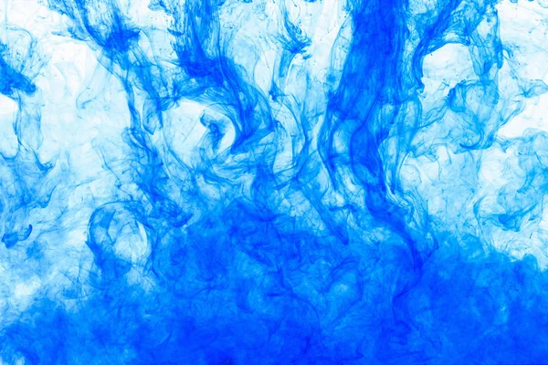 Fondo abstracto. Tinta azul en el agua, en movimiento. Caída de color girando. Nube colorida de pintura sobre blanco . — Foto de Stock