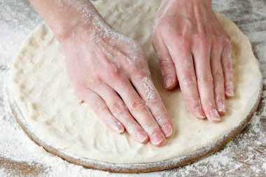 Pizza hamuru hazırla.