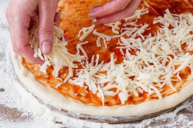 Pizza hamuru hazırla.