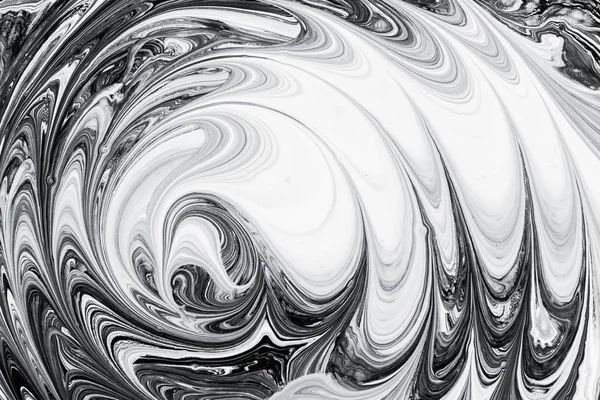 Abstrakt bakgrund, vita och svarta mineral olja färg på vatten — Stockfoto