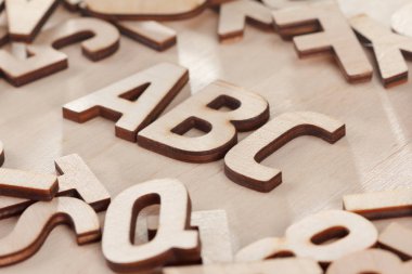 Geri okul kavramı. Ahşap harflerin yapılan alfabesi