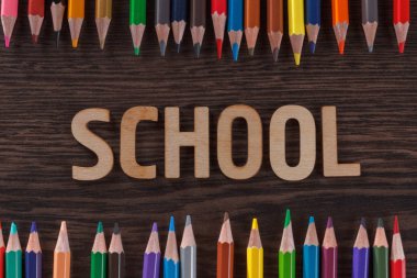 Geri okul kavramı. Ahşap mektupları yazılan sözcükler