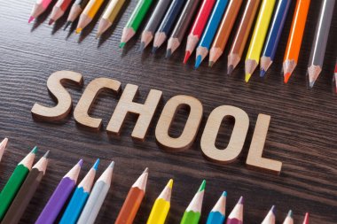 Geri okul kavramı. Ahşap mektupları yazılan sözcükler