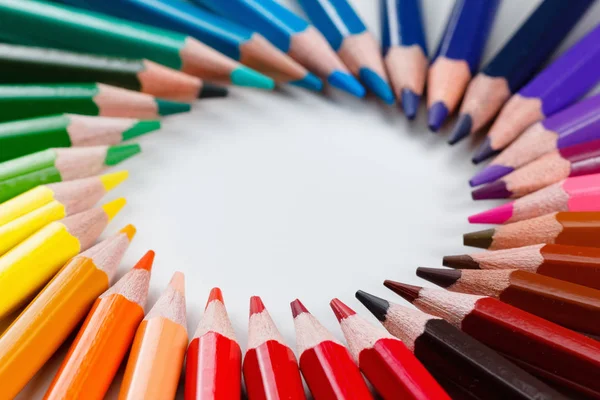 Χρωματιστά μολύβια στο λευκό μακροεντολής — Φωτογραφία Αρχείου
