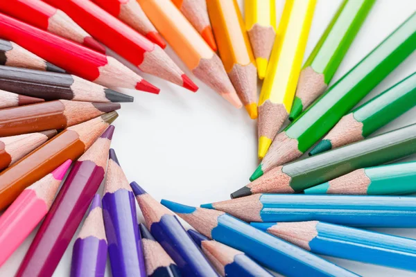Lápis coloridos em closeup branco — Fotografia de Stock