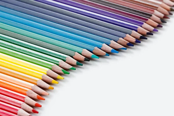 Группа цветных карандашей на белом — стоковое фото