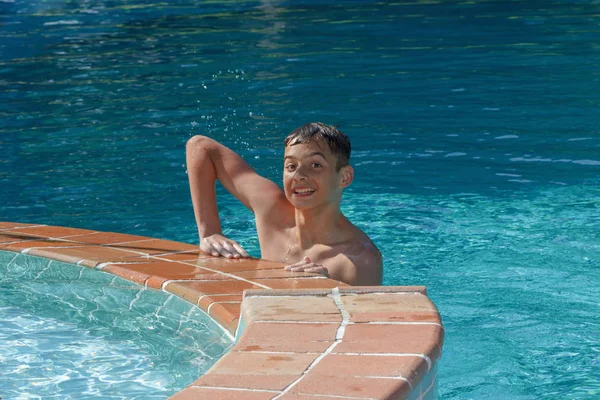 Teenager taucht und schwimmt im Pool — Stockfoto