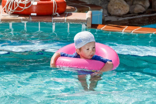 Bambino che gioca in piscina — Foto Stock