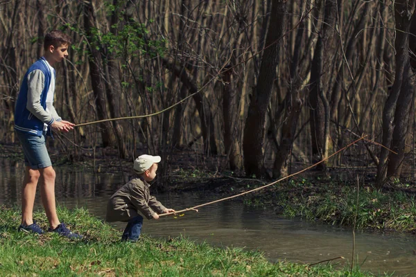 Dos hermanos, amigos, jugando al Creek, chicos en los hermosos alrededores —  Fotos de Stock