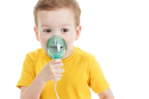 Niño caucásico sosteniendo marca de oxígeno o inhalador aislado en blanco . — Foto de Stock