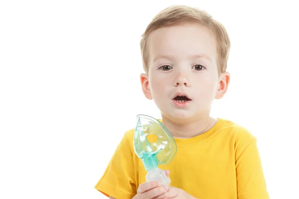 Kaukasisches Kind mit Sauerstoff- oder Inhalationsspuren isoliert auf weißem Grund. — Stockfoto