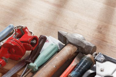 Kopya alanı ahşap bir zemin üzerine eski araçlar.