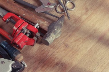 Kopya alanı ahşap bir zemin üzerine eski araçlar.