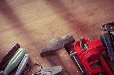 Kopya alanı ahşap bir zemin üzerine eski araçlar.