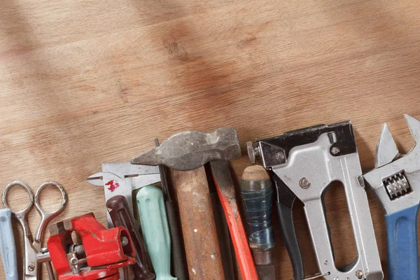 Kopya alanı ahşap bir zemin üzerine eski araçlar.