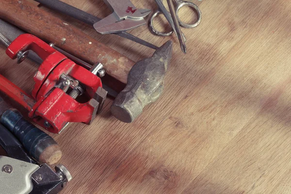 Kopya alanı ahşap bir zemin üzerine eski araçlar.