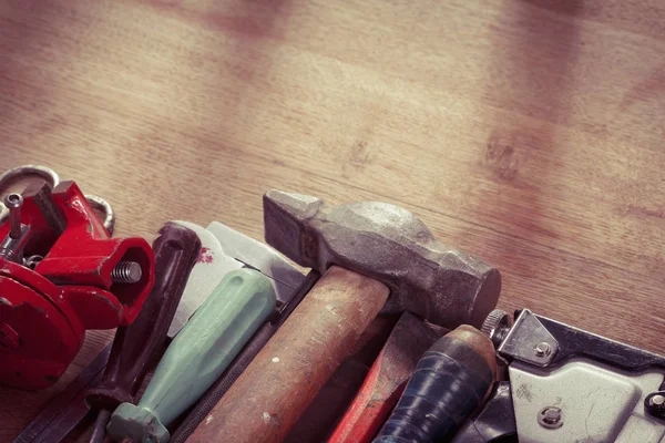 Vecchi strumenti su uno sfondo di legno con spazio di copia . — Foto Stock