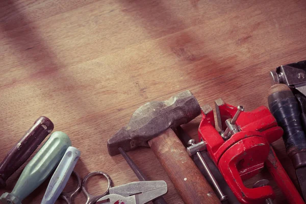 Kopya alanı ahşap bir zemin üzerine eski araçlar.