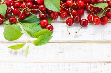 Olgun Kiraz ahşap masa üstünde. Yukarıdan görmek