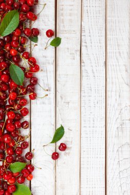 Olgun Kiraz ahşap masa üstünde. Yukarıdan görmek