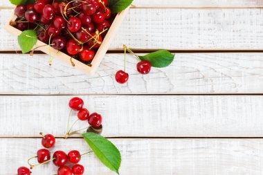 Olgun Kiraz ahşap masa üstünde. Yukarıdan görmek