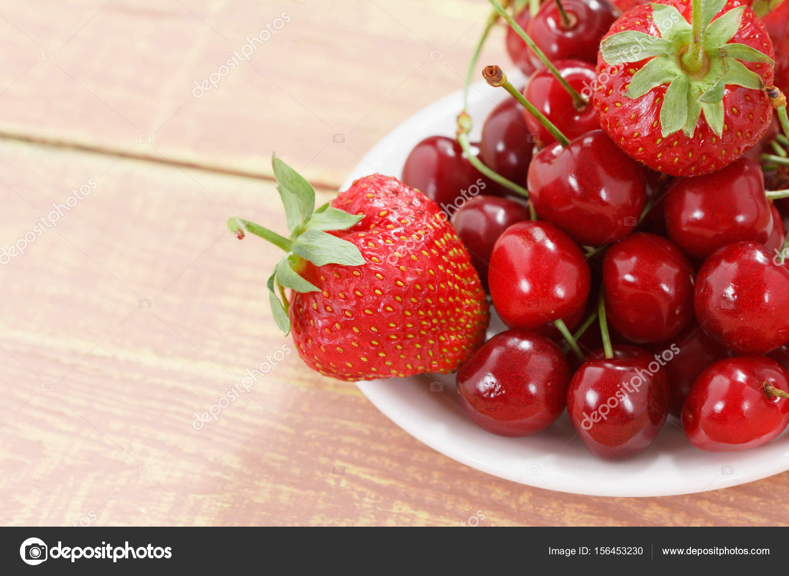 フルーツ背景 サクランボ イチゴ コピー スペース ストック写真 C Bravissimos